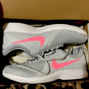 Women’s Nike Revolution 4 Sneakers Grey/Pink